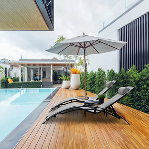 Chaise longue LAEPO installée au bord d’une piscine – Mobilier extérieur élégant