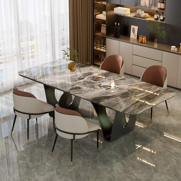 Chaises LETAE mises en ambiance dans un coin repas moderne avec finition marbre et décor neutr