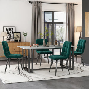 Chaises UPHO en velours vert autour d’une table à manger en bois dans un salon moderne et lumineux