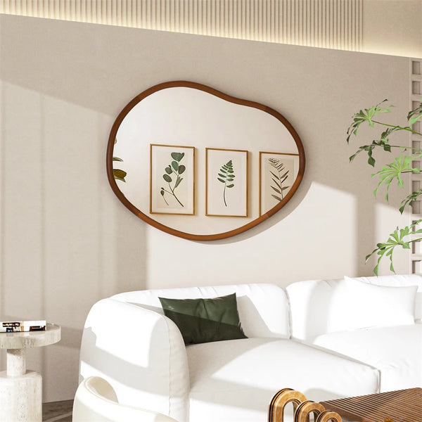 Détail du cadre en bois du miroir BEVIO – texture naturelle élégante