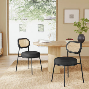 Deux chaises BOHO noires avec dossier en rotin autour d’une table en bois dans une cuisine ouverte moderne