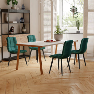 Ensemble de chaises vertes UPHO dans une salle à manger contemporaine avec table, plantes et décoration murale