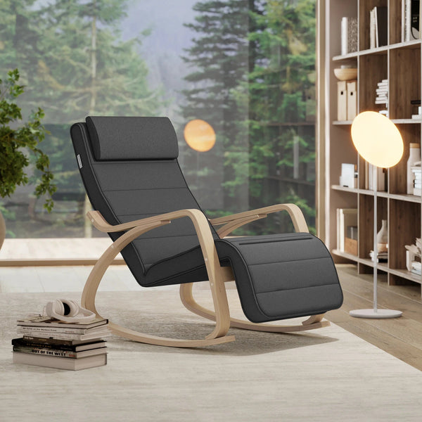 Fauteuil BORI placé devant une bibliothèque – Coin lecture chaleureux et élégant