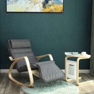 Fauteuil ERO avec accoudoirs bois installé près d’une fenêtre – Espace lecture cosy