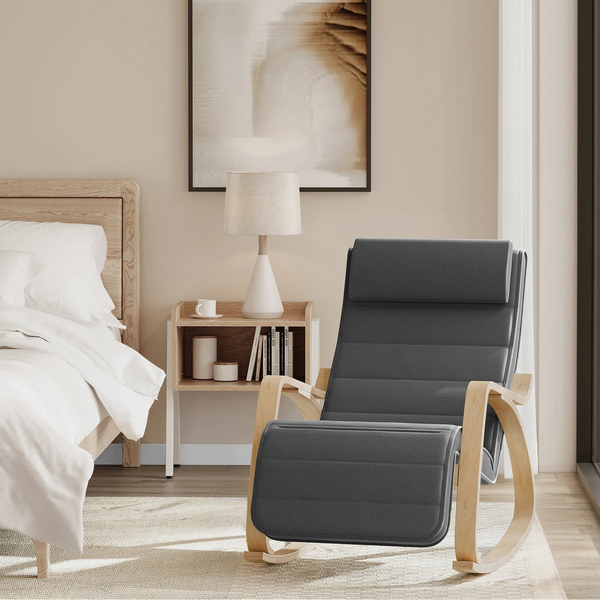 Fauteuil à bascule BORI en tissu gris dans une chambre cosy – Espace détente et confort