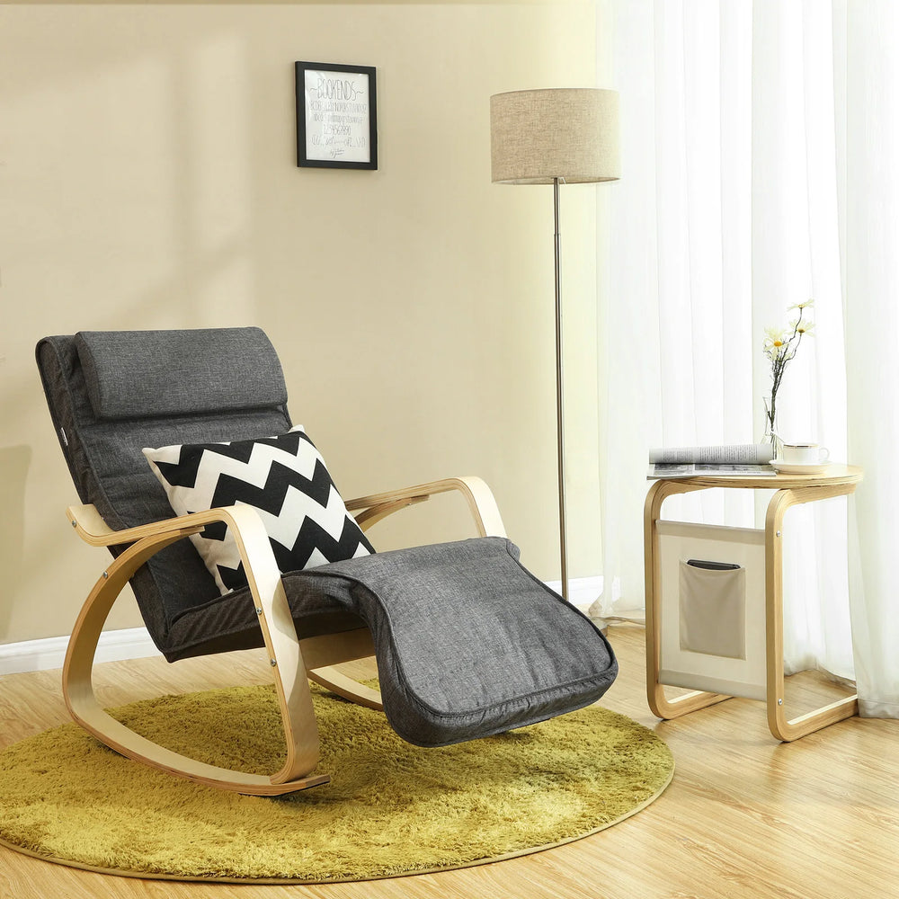 Fauteuil à bascule ERO en tissu gris dans un coin salon moderne – Ambiance détente
