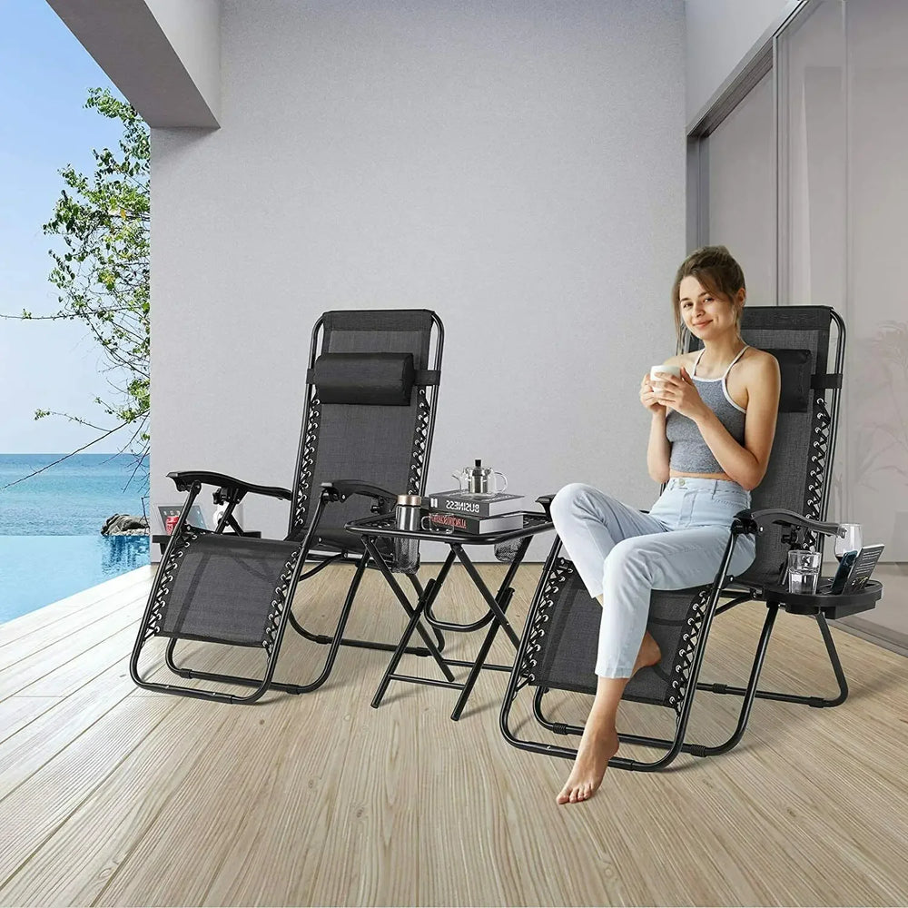 Femme détendue sur chaise longue HOFA inclinée au jardin – Mobilier extérieur Atelier Sélénia