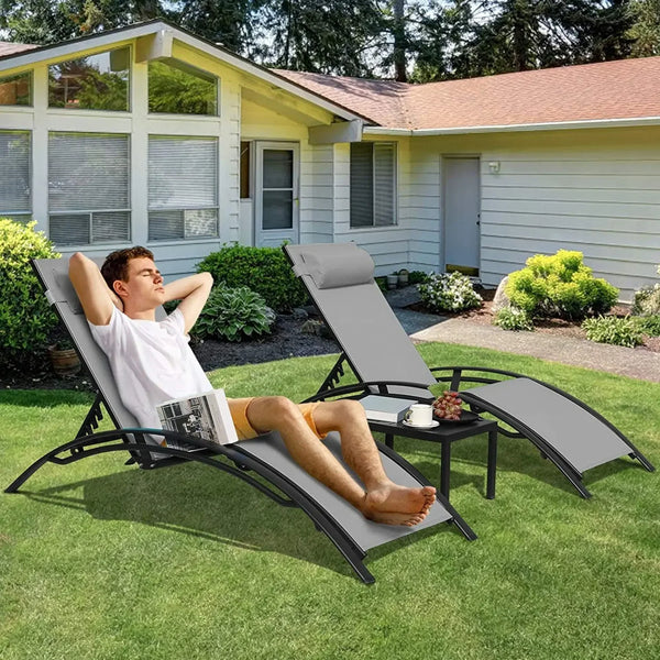 homme detendue sur chaise LAEPO en aluminium dans un jardin – Confort estival