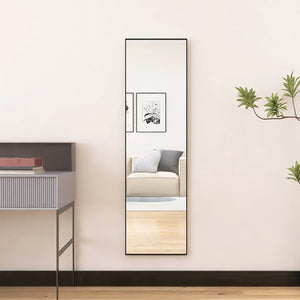 Miroir mural ARVIO fixé verticalement dans un dressing élégant