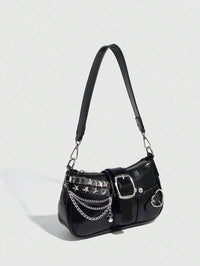 Sac à bandoulière avec chaine et motif en argenté noir vu de cote