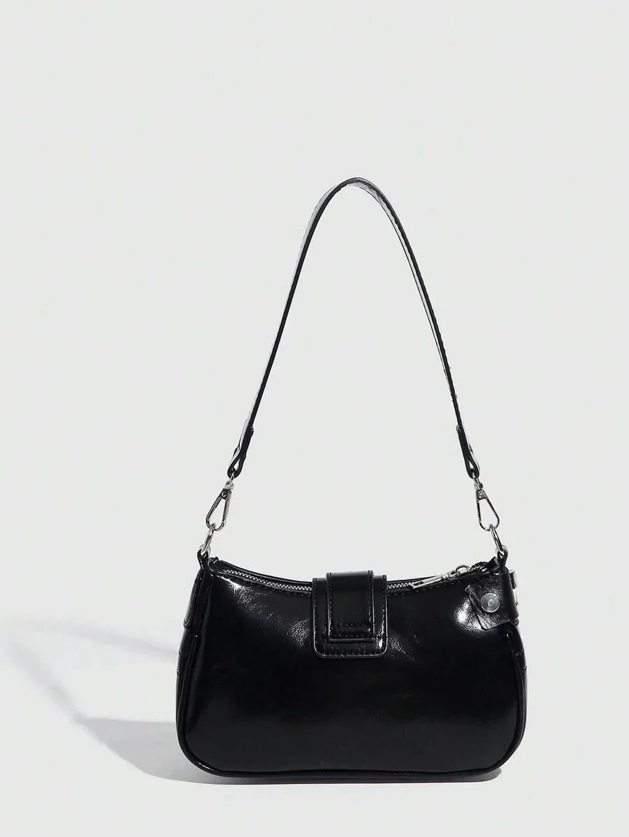 Sac à bandoulière avec chaine et motif en argenté noir vu de derriere