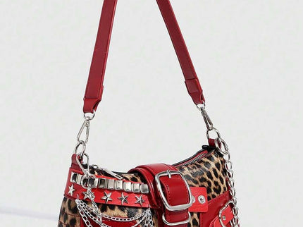 Sac à bandoulière avec chaine et motif en argenté rouge, leopard avec cerise et accessoire vu de cote detail sac