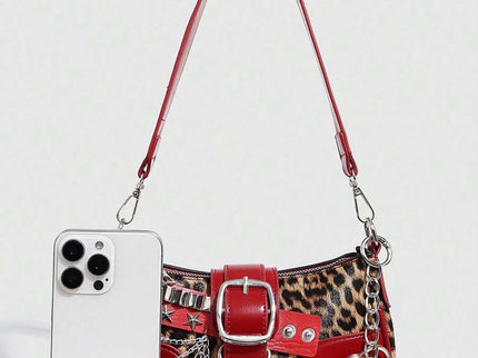 Sac à bandoulière avec chaine et motif en argenté rouge, leopard avec cerise et accessoire vu de cote detail sac grandeur telephone