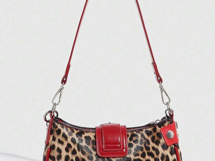 Sac à bandoulière avec chaine et motif en argenté rouge, leopard avec cerise et accessoire vu de derriere
