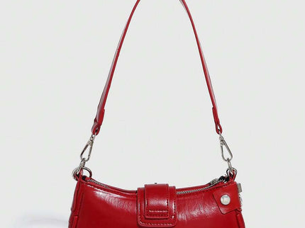 Sac à bandoulière avec chaine et motif en argenté rouge uni avec cerise vu derriere