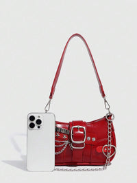 Sac à bandoulière avec chaine et motif en argenté rouge uni avec cerise vu telephone taille 