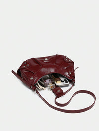 Sac en Simili Cuir a bandouliere pour femme bordeau penche avec affaire parfum et autre femme