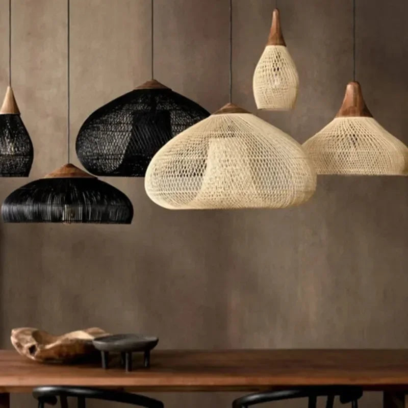 Suspension RAYNO diffusant une lumière chaleureuse dans un salon