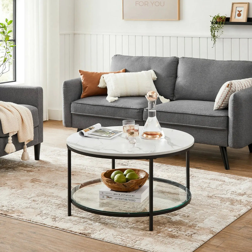 Table basse MERU effet marbre blanc avec étagère en verre - Installée dans un salon moderne