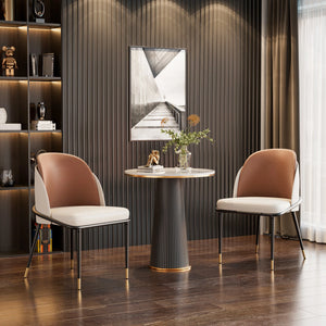 Vue de face des chaises LETAE brun foncé dans un intérieur élégant avec touches boisées