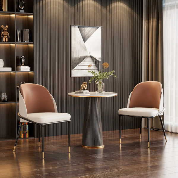Vue de face des chaises LETAE brun foncé dans un intérieur élégant avec touches boisées