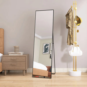 Vue du miroir ARVIO posé au sol dans une chambre moderne