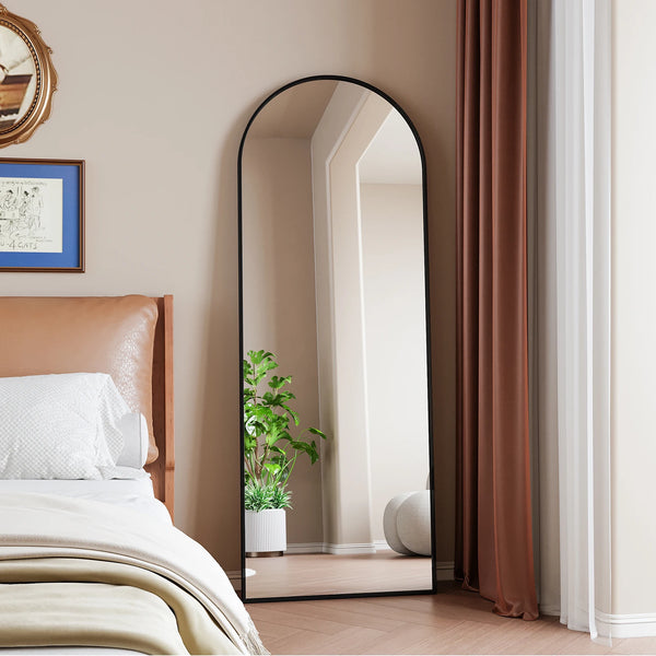 Vue du miroir ELVOR doré installé dans une chambre moderne