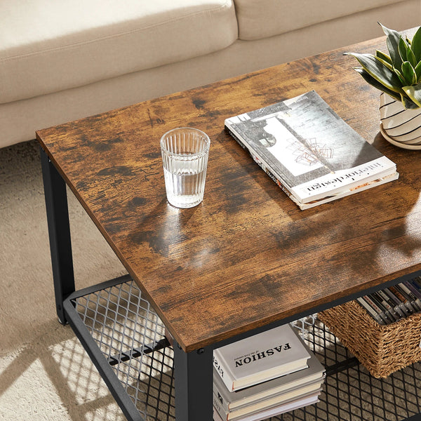 Zoom sur le plateau en bois rustique de la table WERA – Finition texturée et robuste