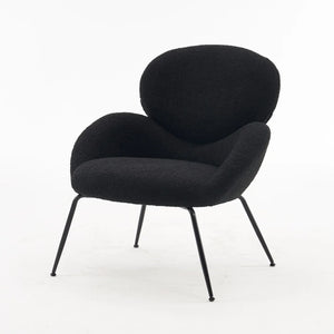chaise élégante avec assise rembourrée et dossier incurvé