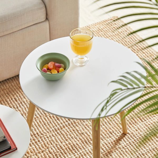 ensemble de petites tables basses empilables scandinaves