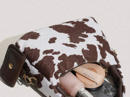 petit sac a main avec petite sacoche style tache animal marron fonce avec affaire de femme dans le sac