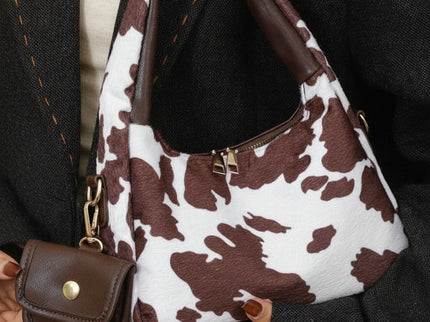 petit sac a main avec petite sacoche style tache animal marron fonce portee style femme elegante tenu par la main