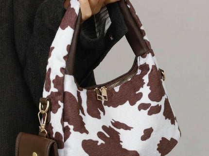 petit sac a main avec petite sacoche style tache animal marron fonce portee style femme elegante tenu par la main avec tenu correct
