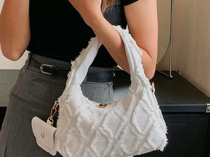 sac a main blanc effilochee et style brodee chou portant femme bras droite