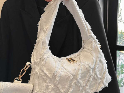 sac a main blanc effilochee et style brodee chou portant femme bras droite tenant par les doigts