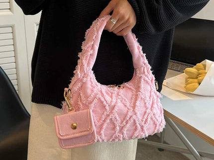 sac a main rose style brodee et efilochee chou avec petite sacoche accrochee portee par femme main gauche