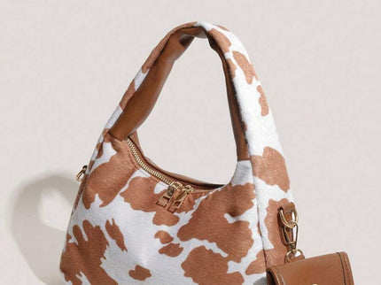 sac a main style tache marron et blanc style animale avec petite sacoche style pose sur un fond gris