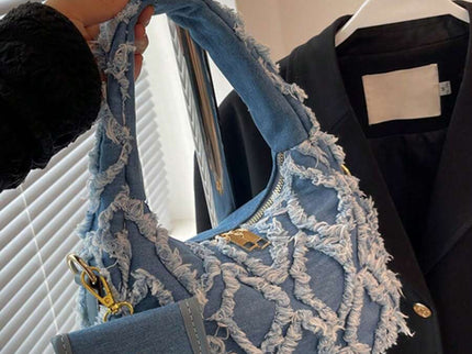 sac bleu brodee effilochee en jeans portee 