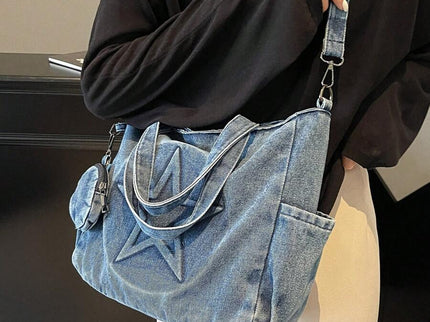 sac cabas bleu en denim pour femme a double sangle portee a l'epaule vu depuis devant