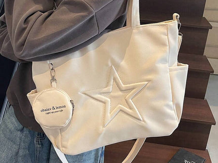 sac cabas en cuir beige pour femme   sur escalier portee par femme epaule