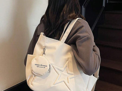 sac cabas en cuir beige pour femme   sur escalier portee par femme epaule vu de derriere style streetwear