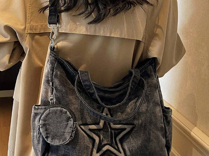 sac cabas en jeans noir pour femme porte de derriere de cote gauche etoile en jeans et mini sacoche