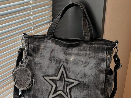 sac cabas en jeans noir pour femme portee  depuis le bats detail etoile sur le sac pose sur fenetre