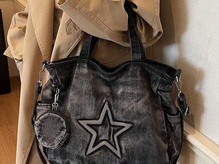 sac cabas en jeans noir pour femme portee tenu par la main