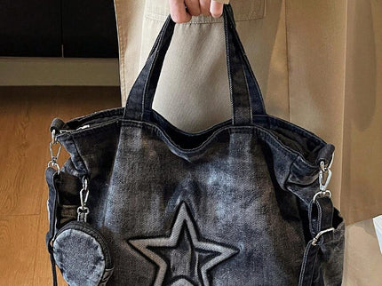 sac cabas en jeans noir pour femme portee tenu par la main vu depuis le bats detail etoile sur le sac