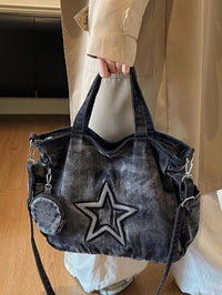 sac cabas en jeans noir pour femme portee tenu par la main vu depuis le bats detail etoile sur le sac