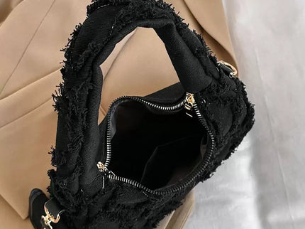 sac noir style effilochee brodee pose sur manteau style affaire ouverture fermeture eclair contenance