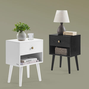 table de chevet noir et blanche avec décoration, tiroir et tiroir