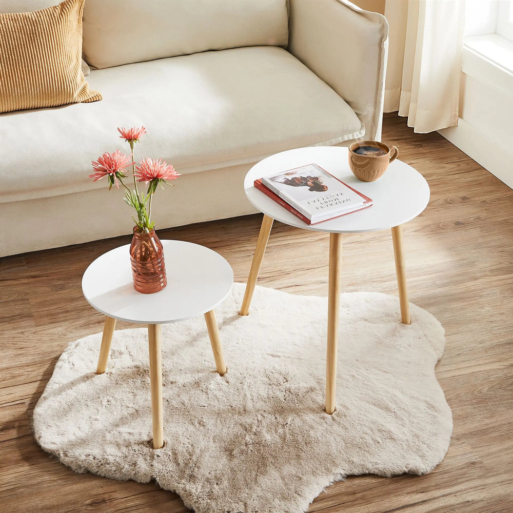 tables basses rondes DAUI blanc et bois clair dans salon moderne