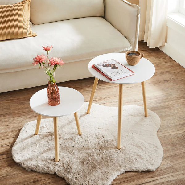tables basses rondes DAUI blanc et bois clair dans salon moderne